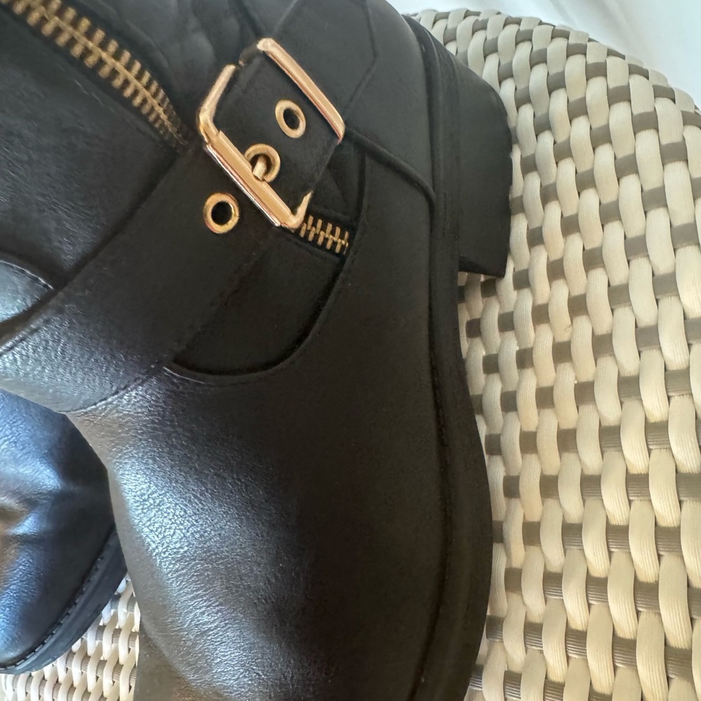 Comfortable classic black boot with gold hardware sz 7.5 - Picture 14 of 16